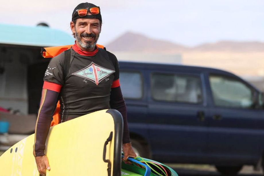 Niccolo Taverna profesor de Surf Longboard Playa de Famara Lanzarote
