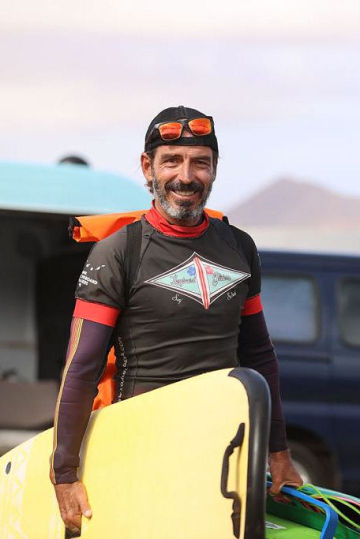 Niccolo Taverna profesor de Surf Longboard Playa de Famara Lanzarote